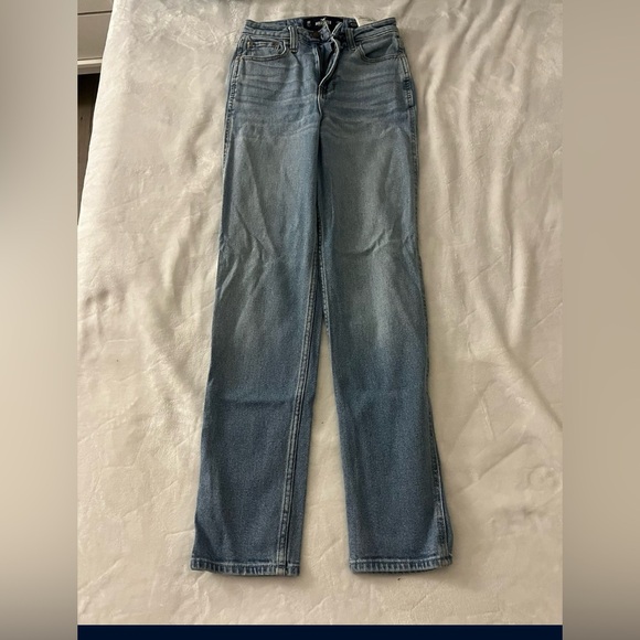 Hollister Ultra High Rise Mom Jeans - Picture 1 of 3